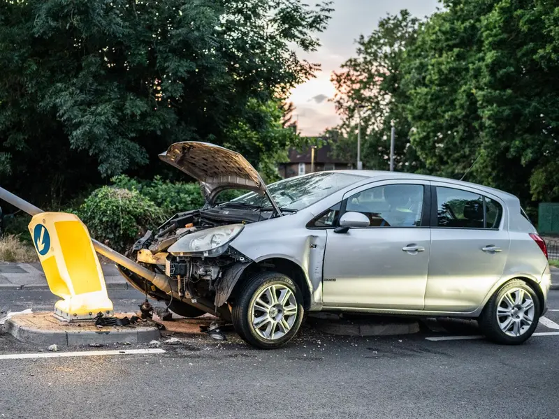 Oštećen srebreni automobil nakon udara u stub na ulici